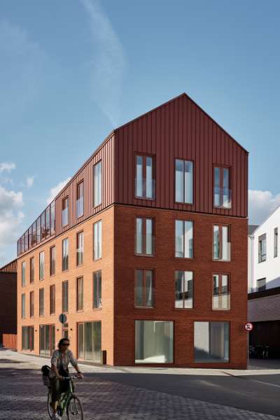 Atypisk asymmetri med stål på toppen, Bjerggade 2, 4600 Køge